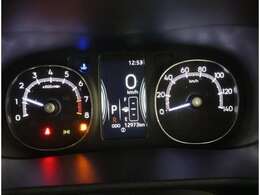 とっても見やすいメーターです。夜間時はラグジュアリーな気分にさせてくれる照明が魅力ですので、夜のドライブも楽しみになりますよ♪