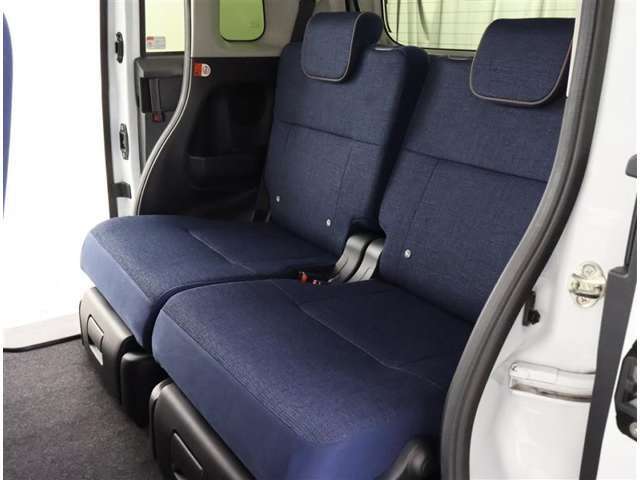 後席は、膝元に十分なスペースを確保！室内も専門のスタッフによる清掃済みでキレイです♪是非一度ご覧ください！