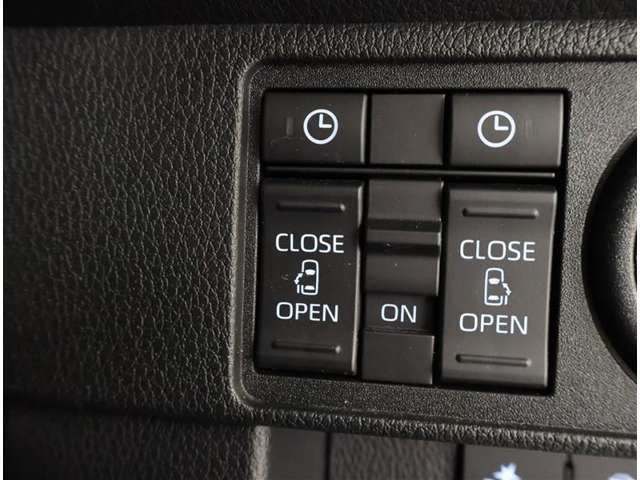 両側パワースライドドア付きだから、狭い駐車スペースなどでの 乗り降りラクラク！小さなお子さまのいるご家庭には嬉しい装備。