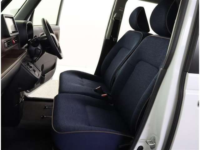 高いホールド性で運転姿勢が安定します。長距離ドライブでも疲れにくいのが魅力です。快適なドライビングライフをお送りください♪