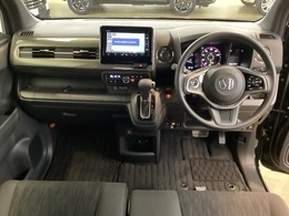 車内は光触媒抗菌消臭施工済です。インパネ周りはスタイリッシュなデザインで機能や装備も充実しています。グローブボックスやカップホルダーのほかにトレーなどたくさんの収納スペースが付いています。