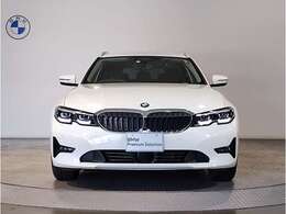 ☆BMWの代名詞とも言える【キドニーグリル】一目見ただけでBMW車であると認識できる確固たるアイコンとして存在感を放ちます☆