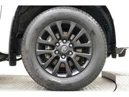 スタイリッシュなマットブラック塗装の純正アルミホイールでどこまでも出かけたくなりますね！