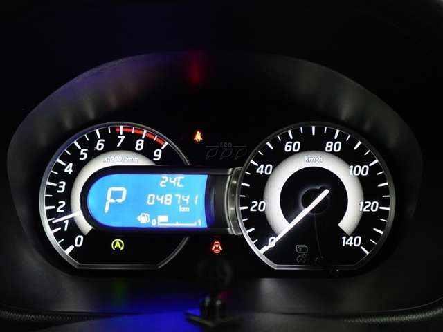 シンプルで見やすいメーターパネル