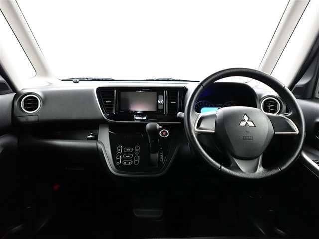 ワイドな視界と運転しやすいインパネ