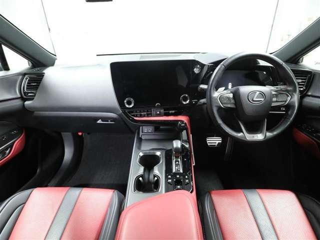 上質で落ち着いた印象のインパネ。視界も広々で運転しやすいです。