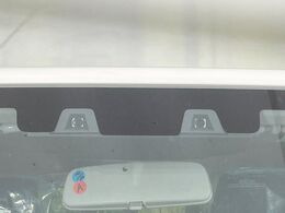 【スズキ　セーフティサポート】走行中に前方の車両等を認識し、衝突しそうな時は警報とブレーキで衝突回避と被害軽減をアシスト。より安全にドライブをお楽しみいただけます。