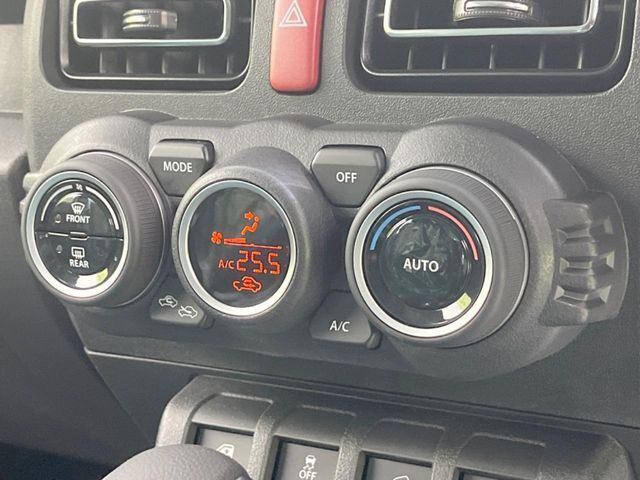 【オートエアコン】一度お好みの温度に設定すれば、車内の温度を検知し風量や温度を自動で調整。暑い…寒い…と何度もスイッチ操作をする必要はありません。快適な車内空間には必須の機能ですね♪