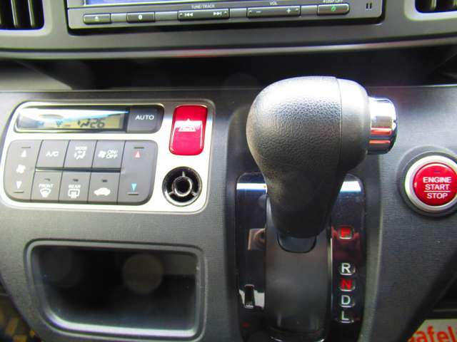 プッシュスタ-トやオートエアコンが装着されてます。車内の気温設定などに便利ですね。