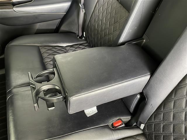 【ドリンクホルダー】長時間のドライブを快適に過ごすために、必須の車内アイテムですね。