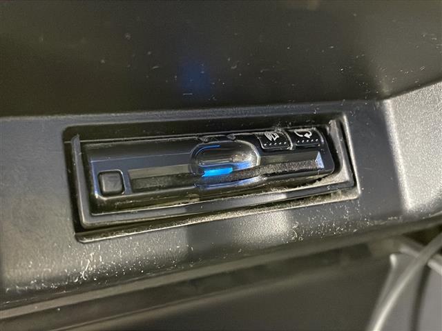 【ETC】有料道路を利用する際に料金所で停止することなく通過できる、ETC車載器（ノンストップ自動料金収受システム機器）が装備されています。セットアップを行うことで利用可能になります。