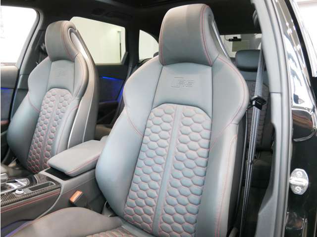 ひとたびシートに腰を沈めれば、ゆったりとした空間の広がりを感じさせてくれるAudiのキャビン