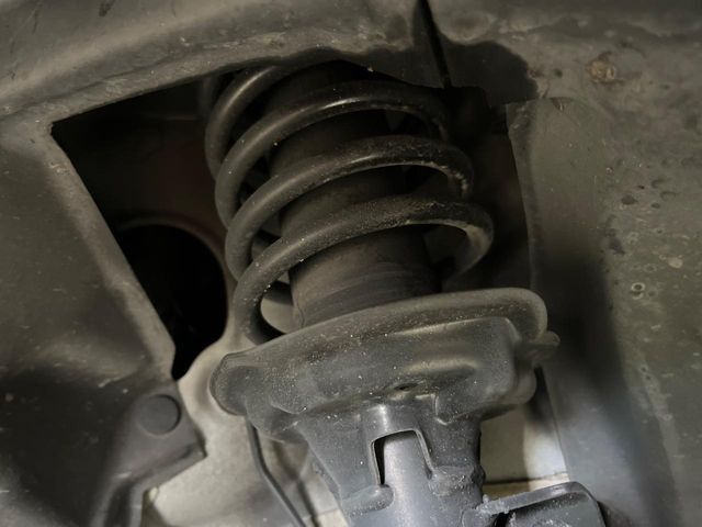 お車を安心してお乗りいただく為には、足回りの定期点検が欠かせません。サービスサポート（有償保証）では無料点検もご提供しており、安心のカーライフをお過ごしいただけるサポート体制が整っています。