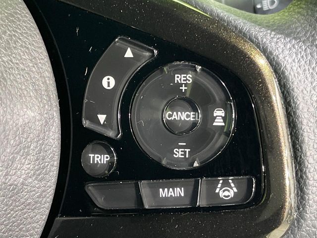 【アダプティブクルーズコントロール】高速道路での長距離走行が楽に！！自動で速度を保つクルーズコントロールが、衝突軽減システムと連携し、前方の車両を感知して車間を保つように速度調節してくれます！！