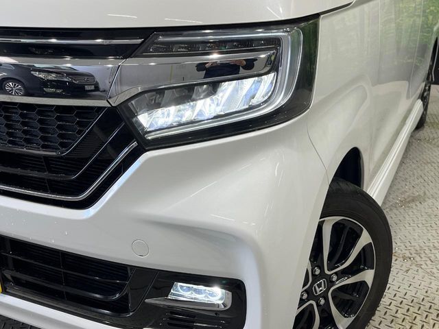 【LEDヘッドライト】悪天候や夜間走行時も良好な視界を確保し安心して運転できる高輝度LEDヘッドライトを装備！点灯速度が早く、消費電力も抑えられています。