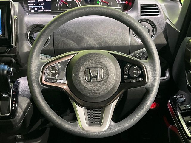 【ステアリングスイッチ】運転中、前方から目線をそらすことなく、オーディオ等の操作が可能な便利機能！安心＆快適なドライブを演出してくれます♪