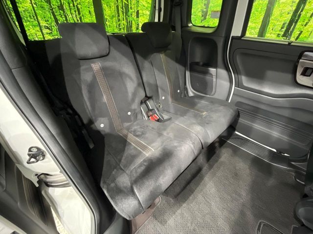 後部座席も気になるようなキズ・汚れやへたり等、大きなダメージはなく、良好な状態です。
