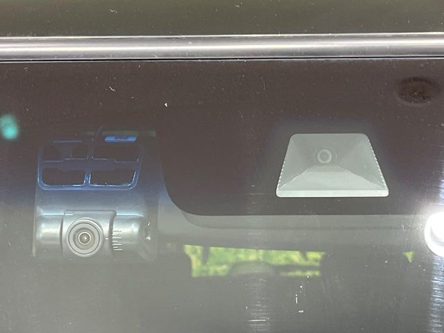 【ホンダセンシング】走行中に前方の車両等を認識し、衝突しそうな時は警報とブレーキで衝突回避と被害軽減をアシスト。より安全にドライブをお楽しみいただけます。