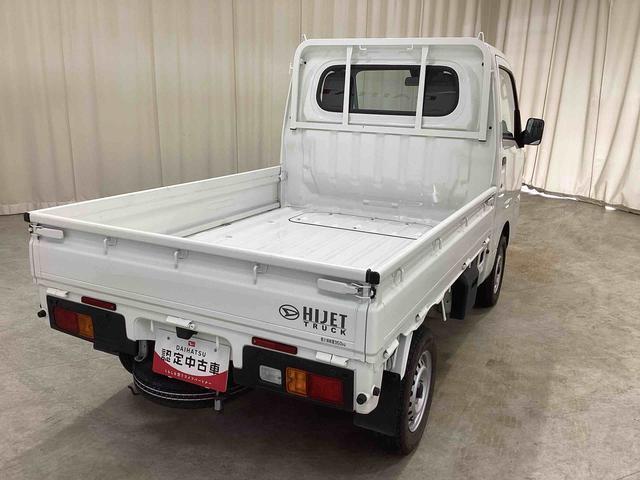 車両右斜め後方からの写真になります♪