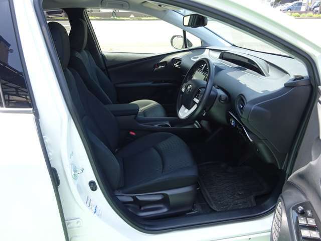 運転席の座面が調整できますので女性や背の低い方もシートの高さを調整して運転出来ますよ♪