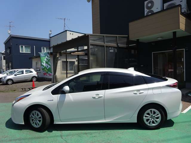 横滑り防止装置が付いていると突然の路面状況の変化や、危険回避などのために急激なステアリング操作をして自動車の車両姿勢が乱れた際、横滑りなどの車両の不安定な挙動を抑制し、走行安定性を確保してくれます！