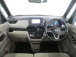 ベージュ系で明るい車内。ベンチシートで足元ゆったり広々です。