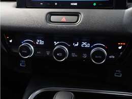 【オートエアコン】温度を設定すれば自動で快適な車内温度を保ちます。エアコン内部の高性能脱臭フィルターで車内のアレルゲンや花粉を除去。