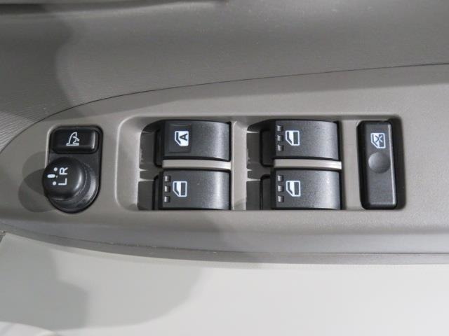 パワーウィンドのスイッチです。運転席に座りながら、助手席や後席の窓を開け閉めできるので大変便利ですよ。