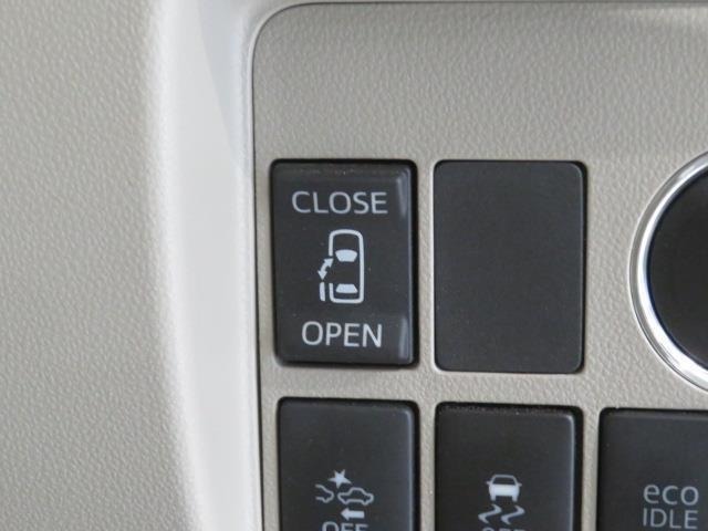 助手席側パワースライドドアが付いています。運転席やワイヤレスリモコンにも開閉スイッチがあり、とても便利です。半ドア防止や挟み込み防止機能も付いていますよ。