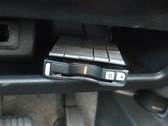 【ETC】有料道路を利用する際に料金所で停止することなく通過できる、ETC車載器（ノンストップ自動料金収受システム機器）が装備されています。セットアップを行うことで利用可能になります。