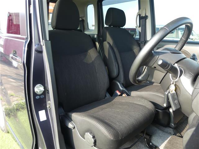 【運転席】座り心地が良いシートなので長時間の運転でも快適にお過ごしいただけます。新品のフロアマットのご注文も可能です。掲載箇所以外にご希望の写真がございましたらお気軽にお問い合わせ下さい。