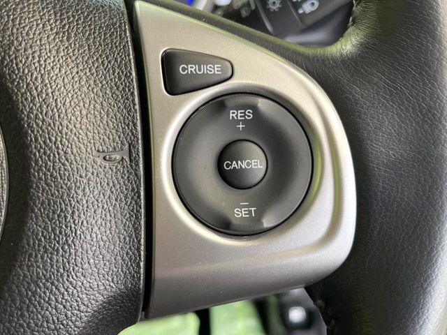 【クルーズコントロール】高速道路もラクラク走行。アクセルを離しても一定速度で走行ができ、長距離運転時の負担を軽減！加速・減速も簡単なスイッチ操作で調整できます。