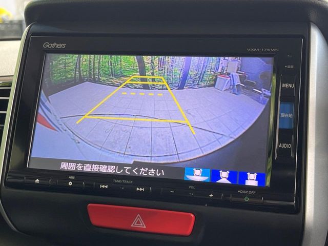 【バックカメラ】駐車時に後方がリアルタイム映像で確認できます。大型商業施設や立体駐車場での駐車時や、夜間のバック時に大活躍！運転スキルに関わらず、今や必須となった装備のひとつです！