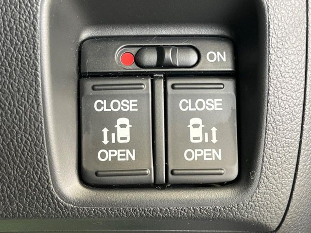 【両側パワースライドドア】スマートキーや運転席のスイッチで後席両側スライドドアの開閉が可能♪電動だから力を入れてドアを開ける必要が無く、小さなお子様でも簡単に開け閉めでき快適です♪