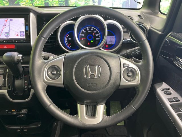 【純正革巻きステアリング】上質な革を使用することで、手にしっかり馴染みとても運転しやすいハンドルです♪