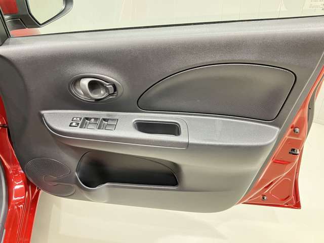 【運転席ドア】収納ポケットが付いているので運転席周りもスッキリ保てます★
