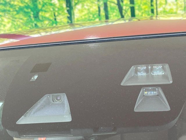 【i-ACTIVESENSE】走行中に前方の車両等を認識し、衝突しそうな時は警報とブレーキで衝突回避と被害軽減をアシスト。より安全にドライブをお楽しみいただけます。