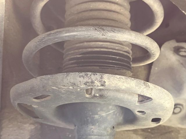 お車を安心してお乗りいただく為には、足回りの定期点検が欠かせません。サービスサポート（有償保証）では無料点検もご提供しており、安心のカーライフをお過ごしいただけるサポート体制が整っています。