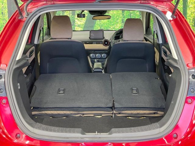 普段のお買い物や通勤、送迎等に十分な荷室スペースを確保しております。セカンドシートを倒すと、大きな荷物の積載も可能です♪