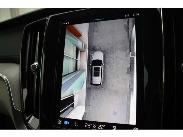 リアカメラによる後方の確認だけでなく、真上から見下ろすバードアイ映像を映し出す360度ビューカメラで、自車周辺の詳細な状況を確認できます。見通しが悪く狭い場所で車を取り回す際には心強い味方となります。