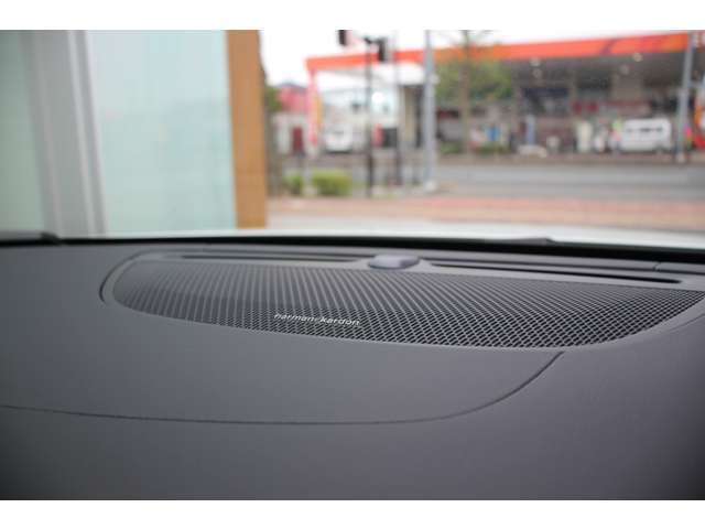 【harman/kardon】世界のオーディオファン垂涎のプレミアムサウンドシステムを搭載。原音に近い音場空間を忠実に再現。乗る人すべてに最良の音響体験を提供します。