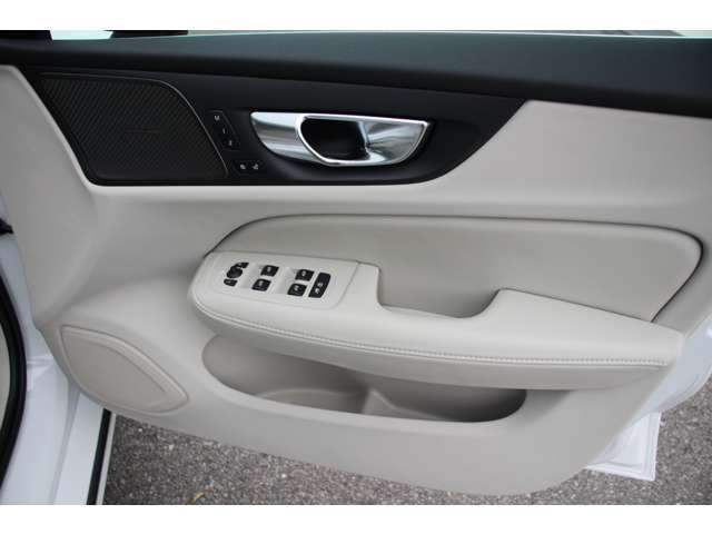 運転席ドアの全景です。キャビンを彩るすべてのものに、機能を形にした美しさが備わっています。