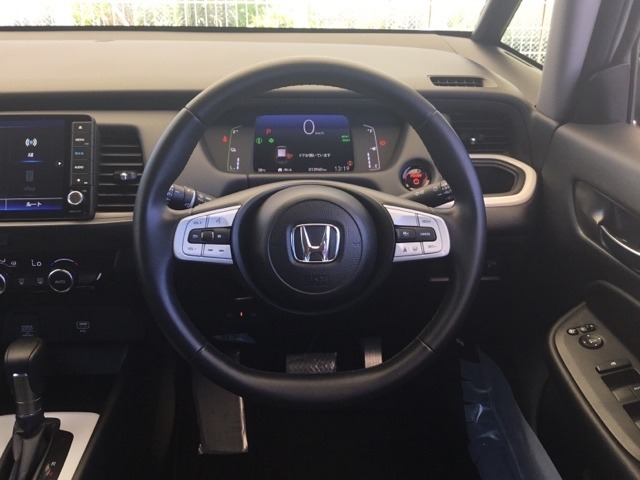 【Honda　SENSING】いつもの道で、高速道路などで、安心・快適な運転を支援します。先進の安全運転機能システム搭載。