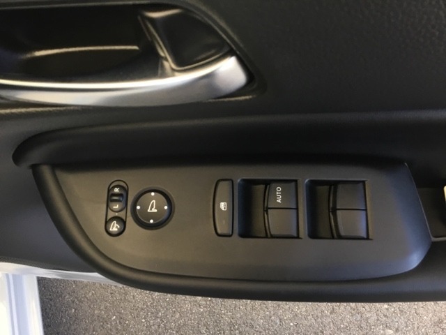 電動格納式リモコンドアミラーと、パワーウィンドウマスタースイッチ等は運転席ドアにあります。