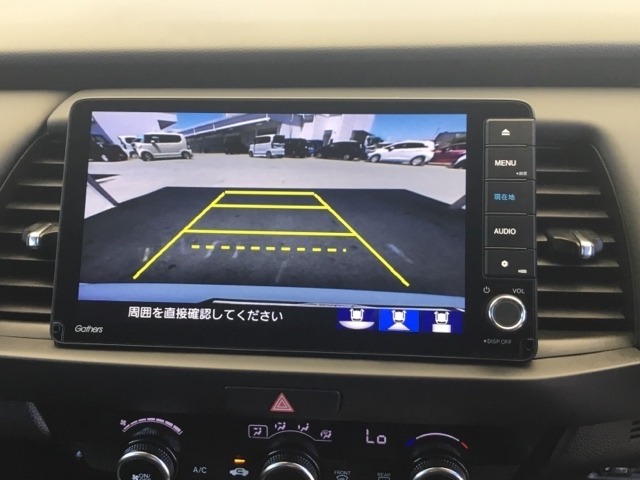 バックモニター付きで、車庫入れやバック時の後方確認をサポート。