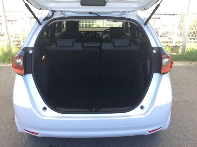 コンパクトボディーなのに、荷室はこんなに広々！たくさん荷物が積めますよ。