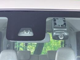 【スマートアシスト】走行中に前方の車両等を認識し、衝突しそうな時は警報とブレーキで衝突回避と被害軽減をアシスト。より安全にドライブをお楽しみいただけます。
