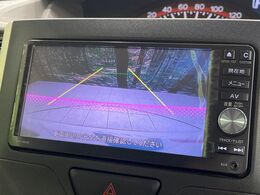 【バックカメラ】駐車時に後方がリアルタイム映像で確認できます。大型商業施設や立体駐車場での駐車時や、夜間のバック時に大活躍！運転スキルに関わらず、今や必須となった装備のひとつです！