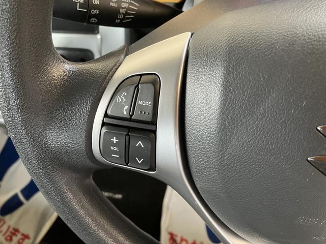 ハンドルのオーディオ調整スイッチです。