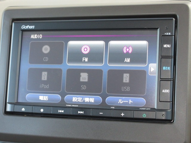 ナビゲーションはギャザズメモリーナビ（VXM-225Ci）を装着しております。AM、FM、CD、Bluetoothがご使用いただけます。初めて訪れた場所でも安心ですね！